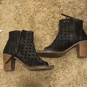 Toms opened toe heel bootie
